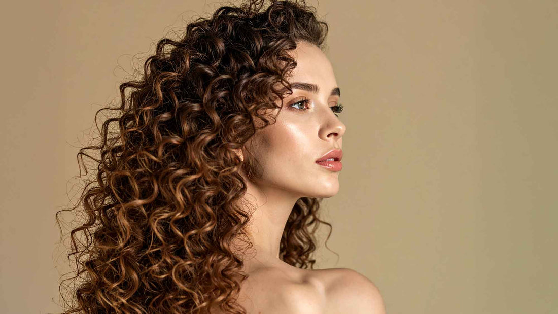 Frau mit natürlichen Locken und leichtem Frizz – Ursachen für frizzige Locken bei natürlicher Haarstruktur